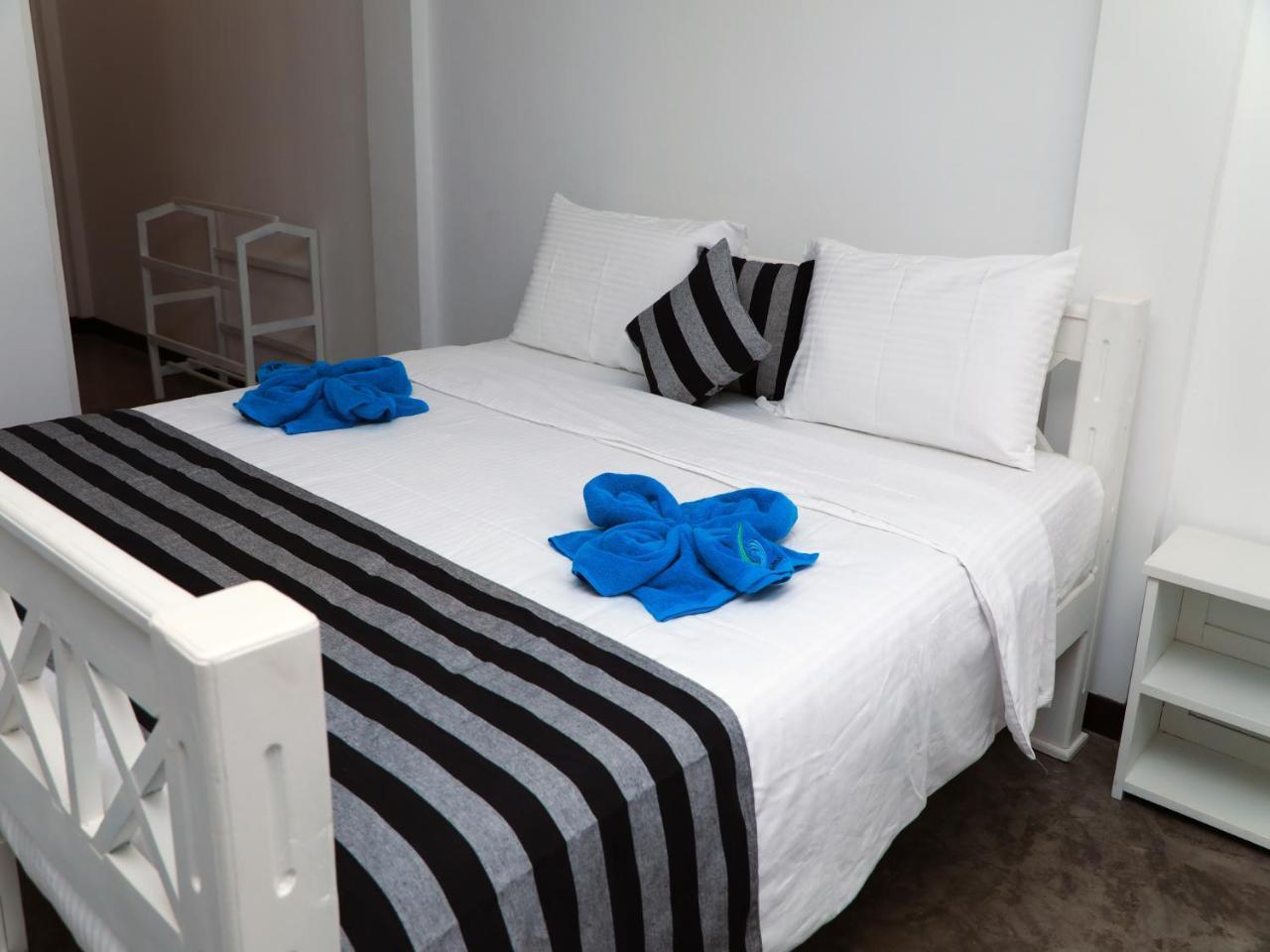 Fresh Wave Mirissa - Beach Front Екстер'єр фото